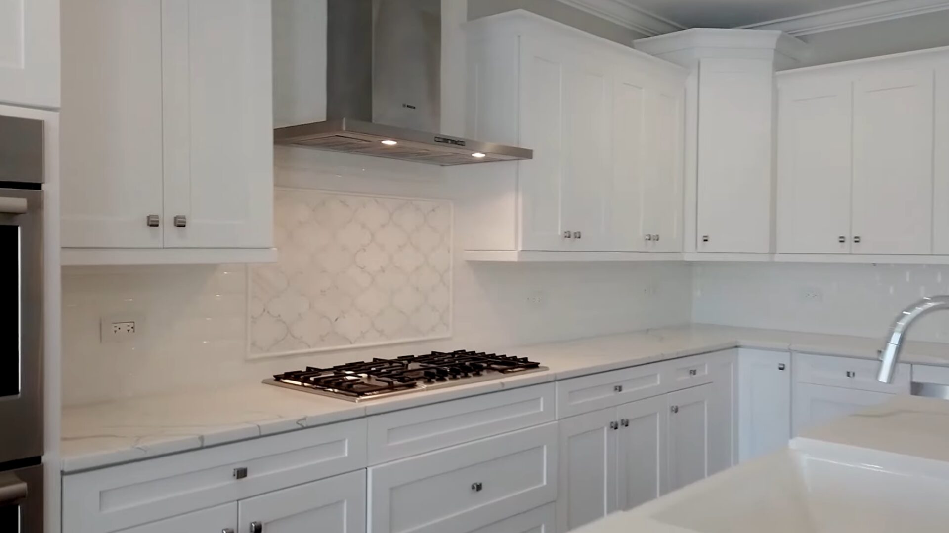 Budget Friendly 20+ Kitchen Backsplash Ideas for Every Style 20 Black & White Ceramic Combo