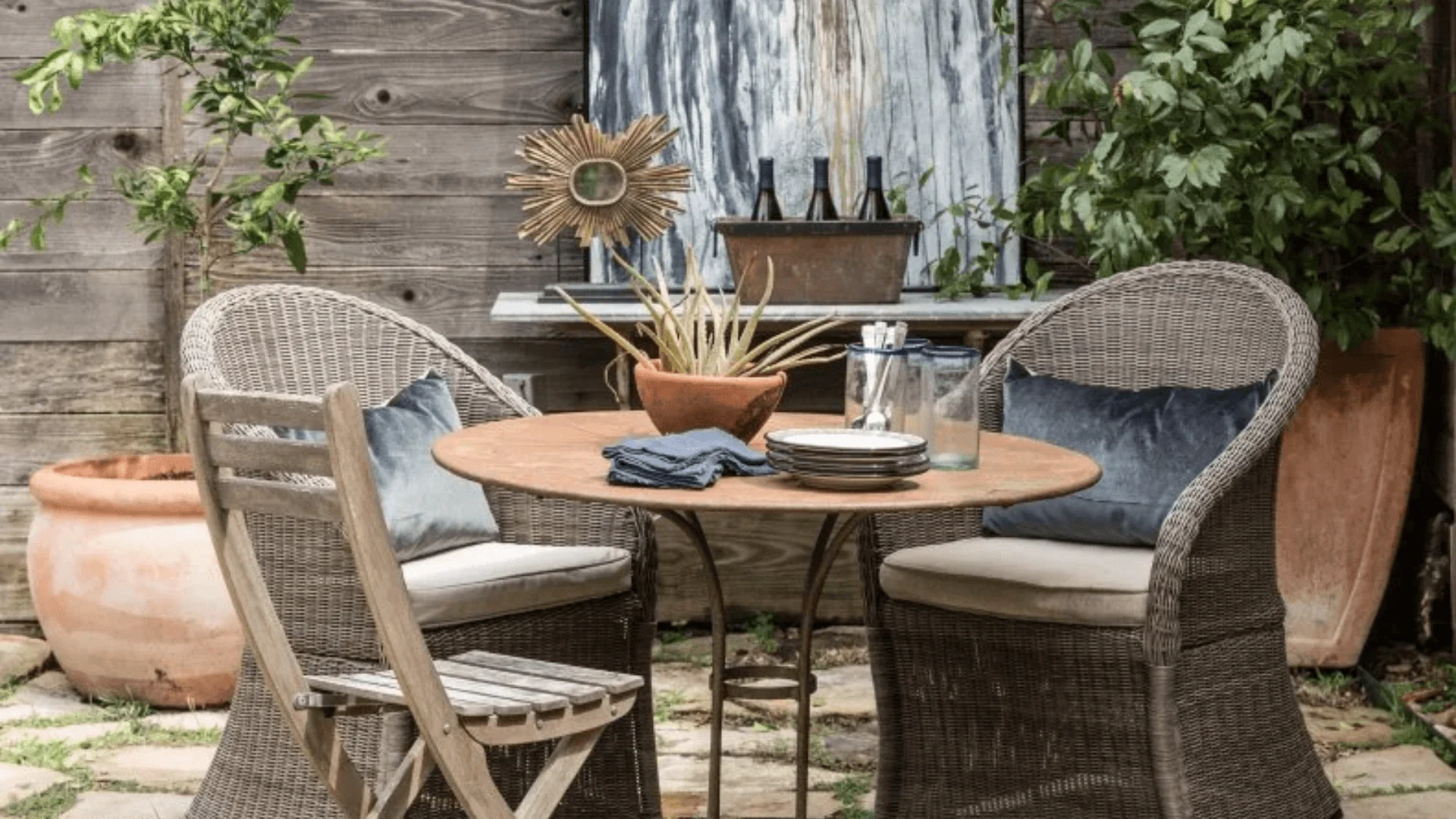20+ Backyard Patio Ideas to Inspire Your Outdoor Makeover 6 Outdoor Dining Meets Art: Turn Your Patio Into a Creative Escape