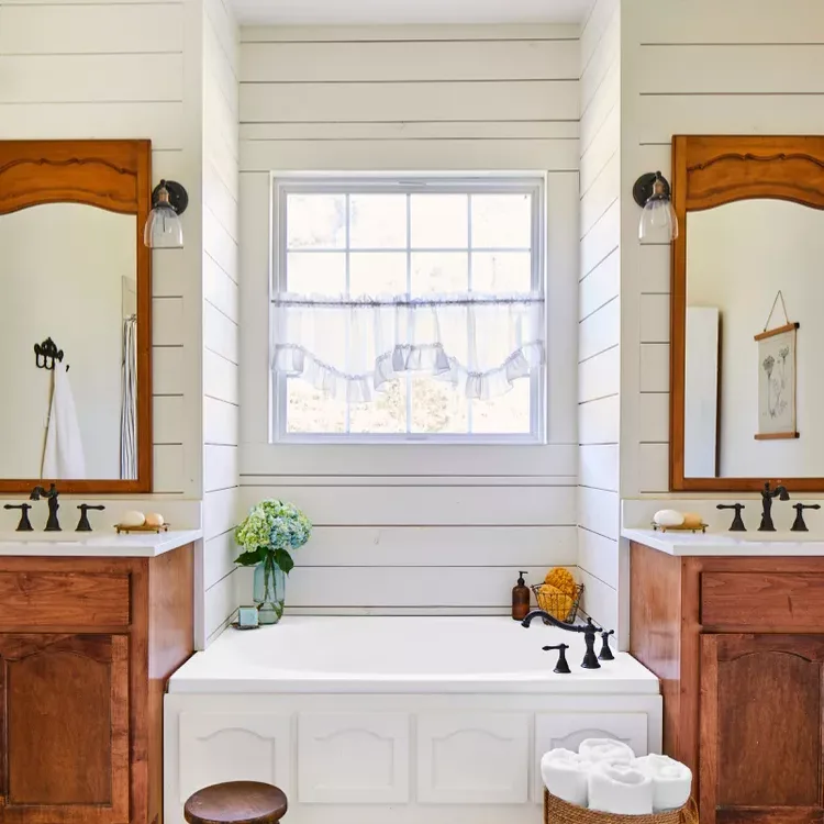 25 Bathroom Mirror Ideas to Refresh Your Bathroom Design 12 How Can You Pair Vintage Mirrors with a Country-Style Bathroom?