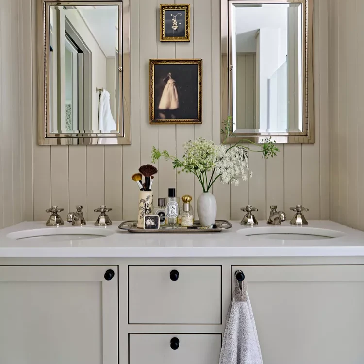 25 Bathroom Mirror Ideas to Refresh Your Bathroom Design 19 How Can You Repurpose Mirrored Trays as Bathroom Mirrors?