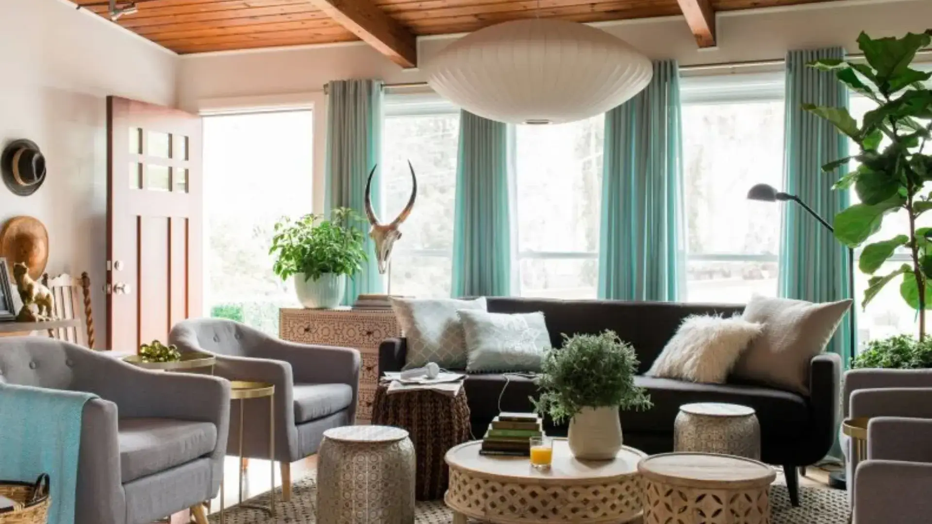 12.How Can Gold Accents Elevate a Neutral Living Room