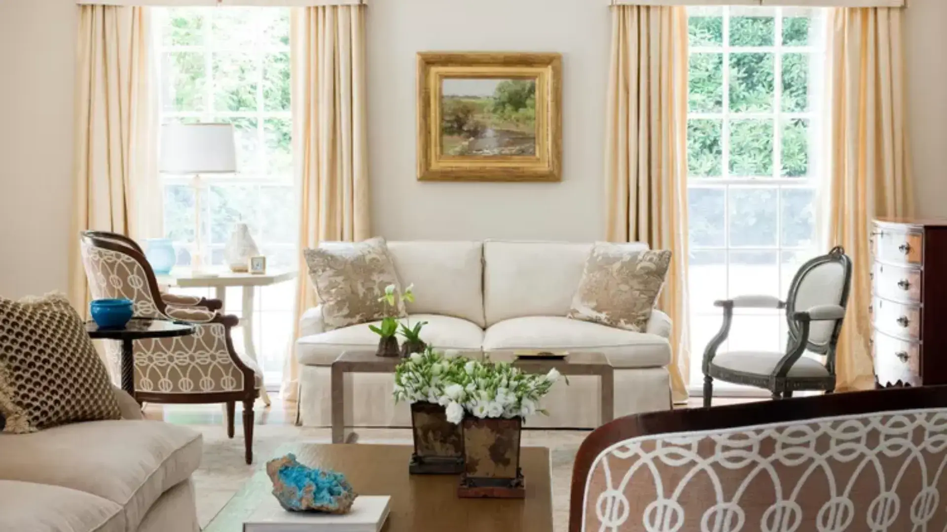 14.How Can Color Accents Bring Life to a Neutral Living Room (1)